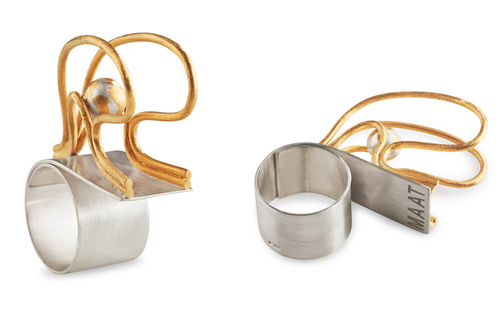 Where The World Touches You: Anel em prata com elementos em plaqué-ouro. PVP: 277€.