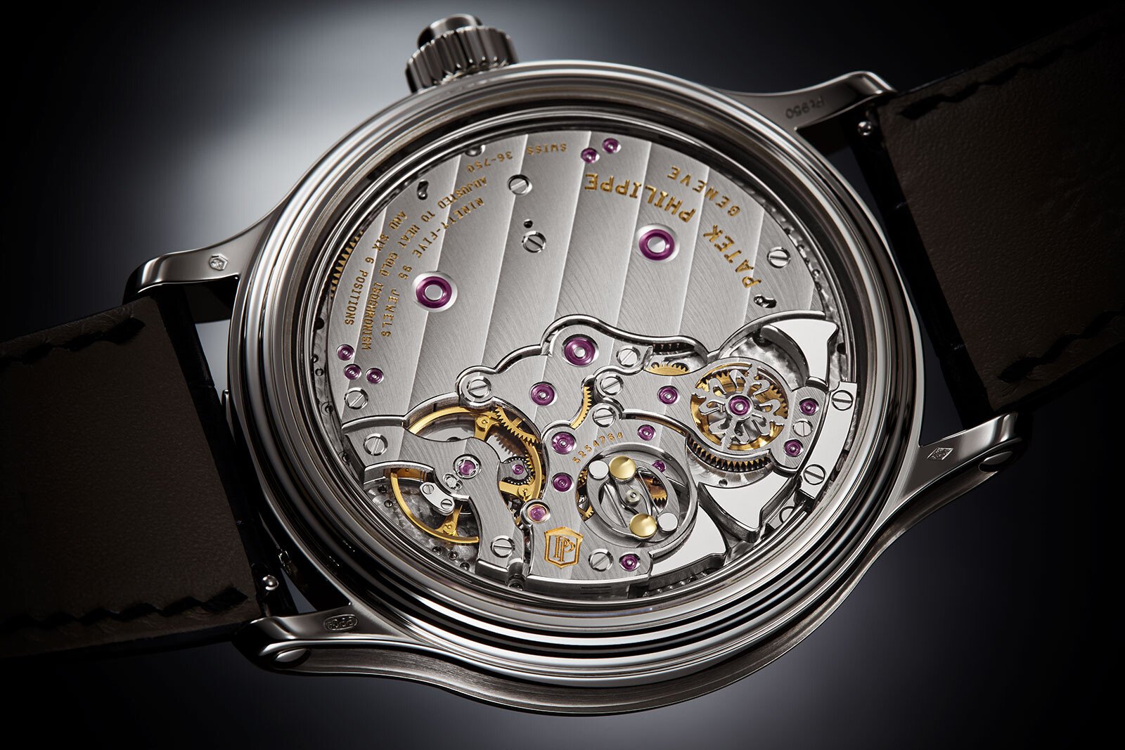 O mecanismo Calibre GS 36-750 PS IRM do relógio Grand Complications Grande Sonnerie 6301P-001 da Patek Philippe visto a partir do fundo