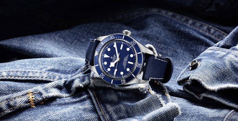 Tudor Black Bay Fifty-Eight Navy Blue deitado num blusão de ganga