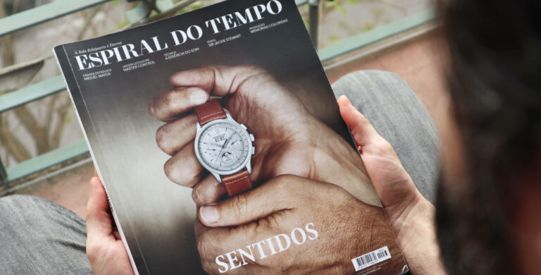 Edição 74 da Espiral do Tempo com um Jaeger-LeCoultre na capa, nas mãos de uma pessoa