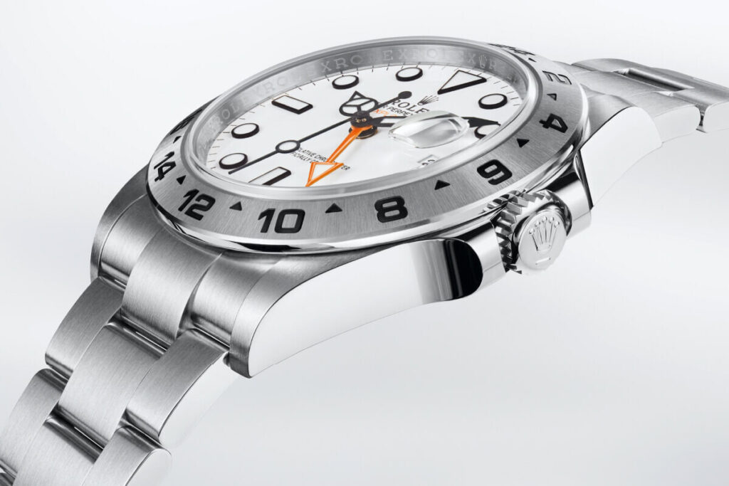 Rolex Explorer II numa vista lateral aproximada com ênfase na coroa