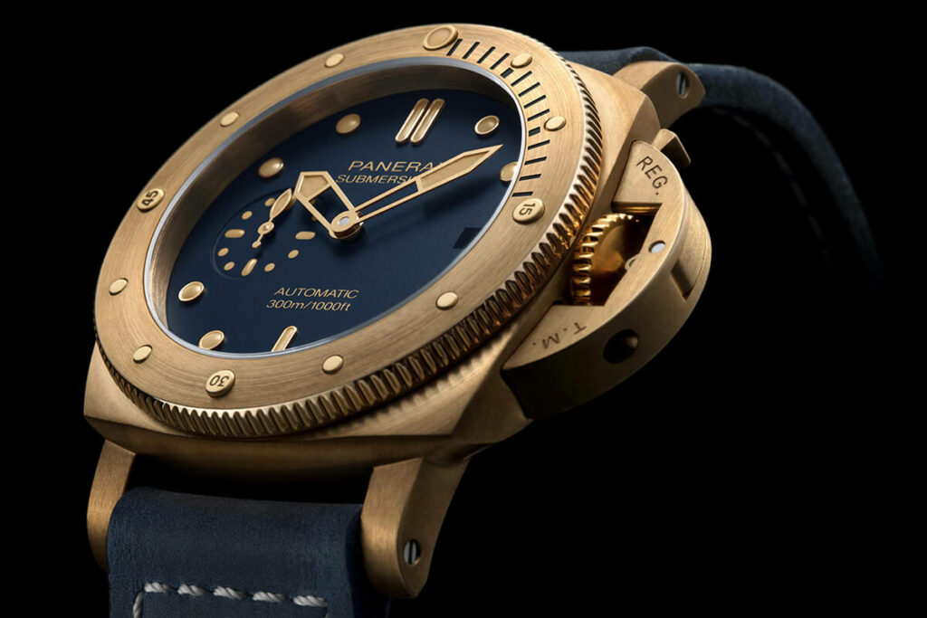 Submersible Bronzo Blu Abisso em fundo escuro
