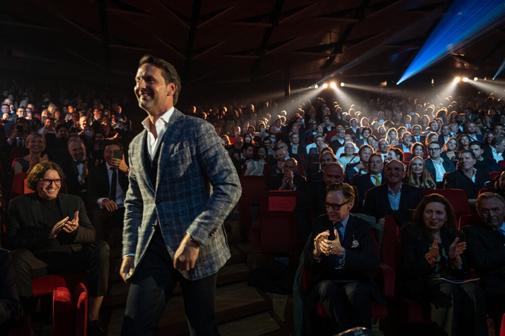 Max Busser em direção ao palco e aclamado pela plateia: o seu multipremiado conceito MB&F de alta-relojoaria somou mais dois galardões | © GPHG