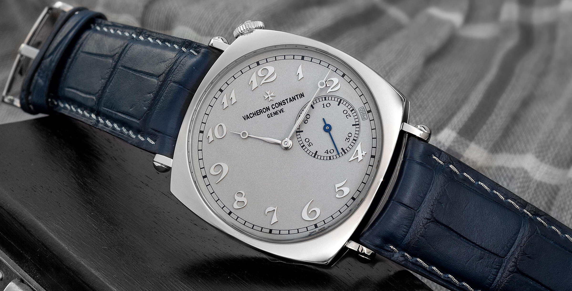 Vacheron Constantin Historiques American 1921 Excellence Platine apoiado de lado sobre uma caixa preta