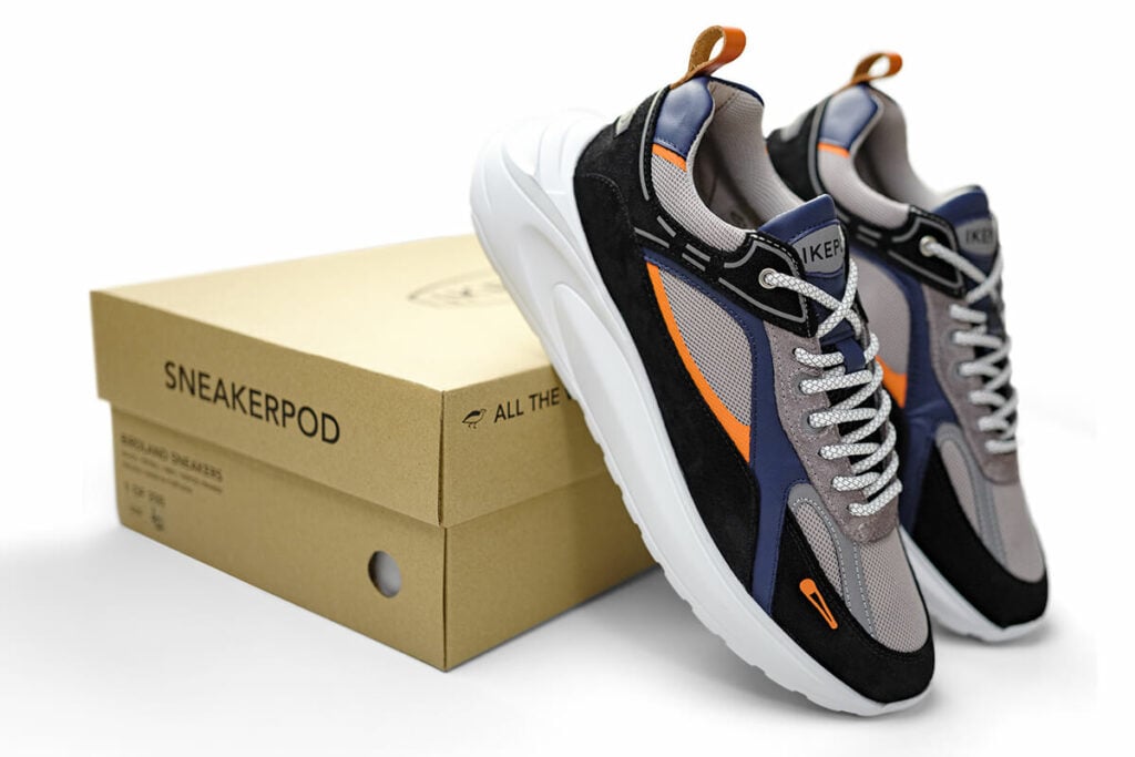 Ténis Sneakerpod encostados à caixa de cartão com o seu nome