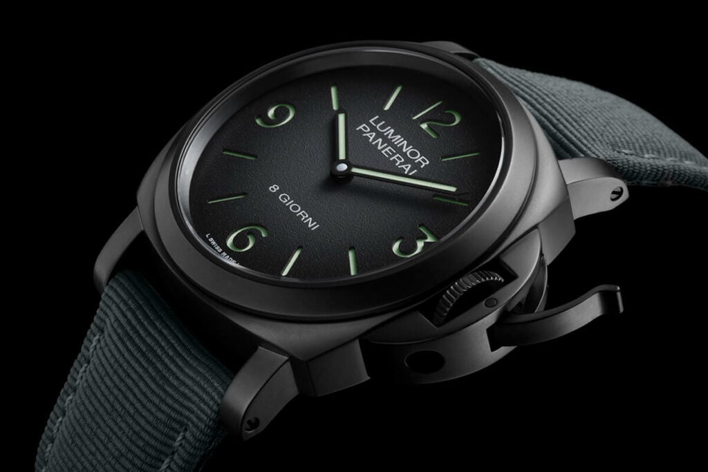 Panerai Luminor Geneva Boutique Special Edition vista lateral oblíqua em fundo escuro
