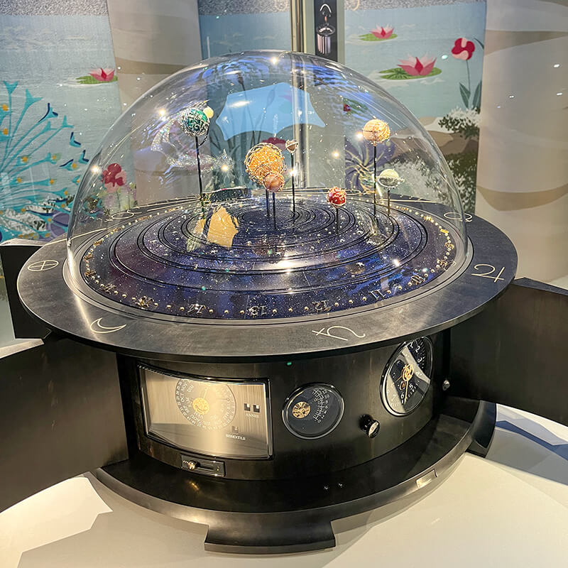 Plan&eacute;tarium automaton no stand da Van Cleef & Arpels no Watches and Wonders 2022, em Genebra