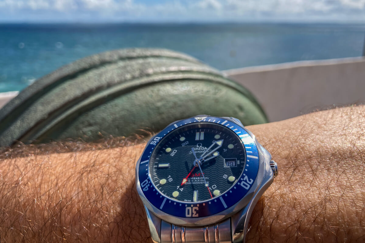 Omega Seamaster 300M GMT James Bond no forte de Santo Ant&oacute;nio da Barra, em Salvador, Brasil