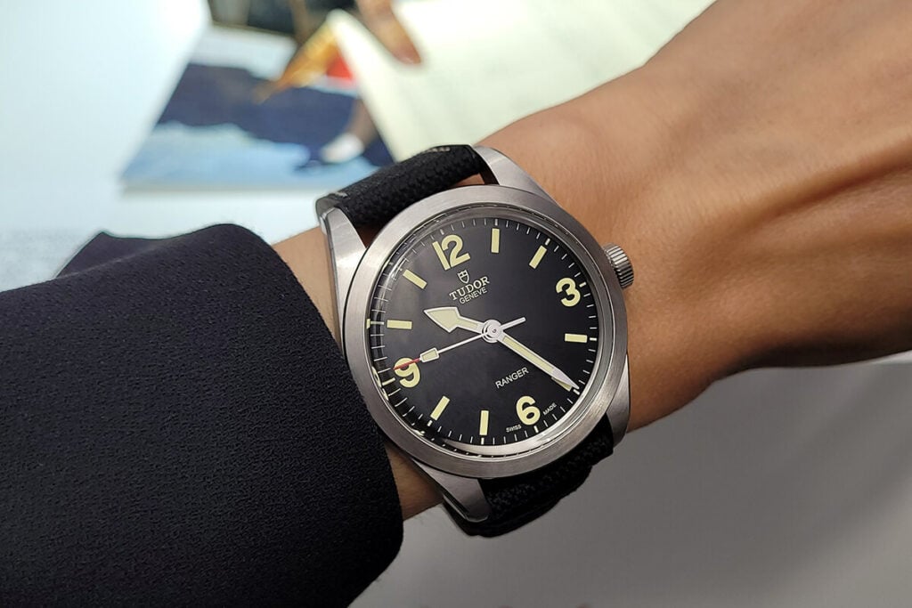 Tudor Ranger com bracelete híbrida no pulso feminino