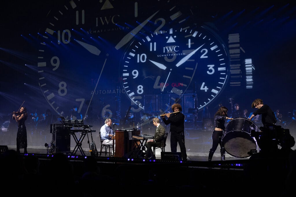 Hans Zimmer e Chris Grainger-Herr, CEO da IWC Schaffhausen, atuam juntos no palco durante o concerto de Hans Zimmer x IWC - “The Sound of Color” em Abril 2022 em Genebra | © Remy Steiner/Getty Images/ IWC Schaffhausen
