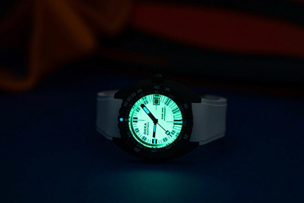 A Doxa é uma marca completamente vocacionada para o mergulho: na imagem, o Sub 200 White Pearl Carbon de mostrador luminescente | Foto: Doxa