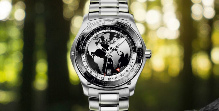 Ebel 1911 Globe com mostrador com detalhes pretos. O relógio parece estar numa zona de natureza