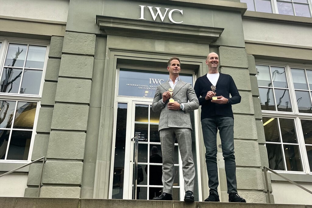 Na IWC com as estatuetas: Christopher Grainger-Herr, CEO, e Christian Knoop, o Diretor Criativo | Miguel Seabra/Espiral do Tempo troféus