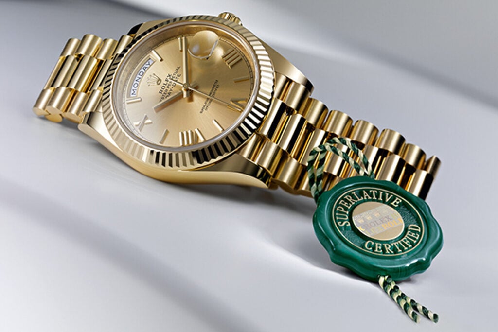 O selo verde Superlative Chronometer que acompanha todos os relógios Rolex | Foto: Rolex