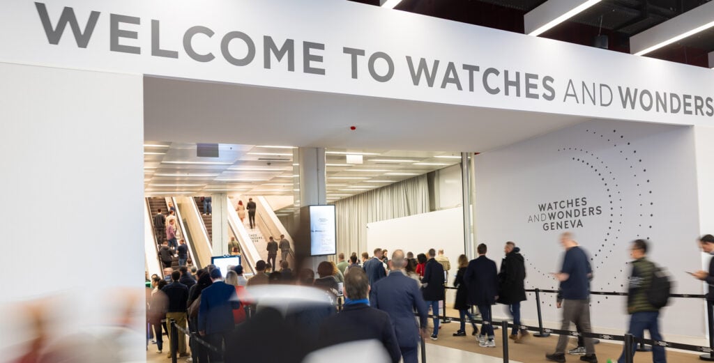 Imagem com diversas pessoas a dirigirem-se para a entrada do Watches and Wonders Geneva