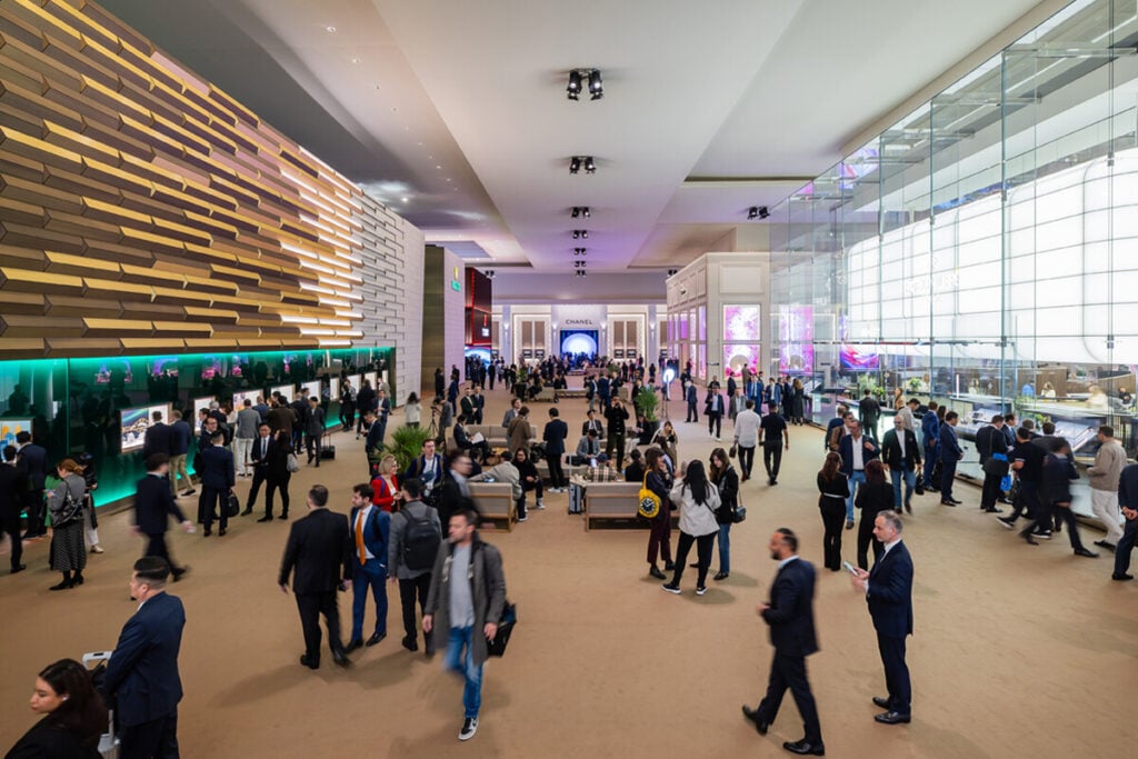 Corredor central do Watches & Wonders 2025 na Palexpo | Foto: Watches & Wonders