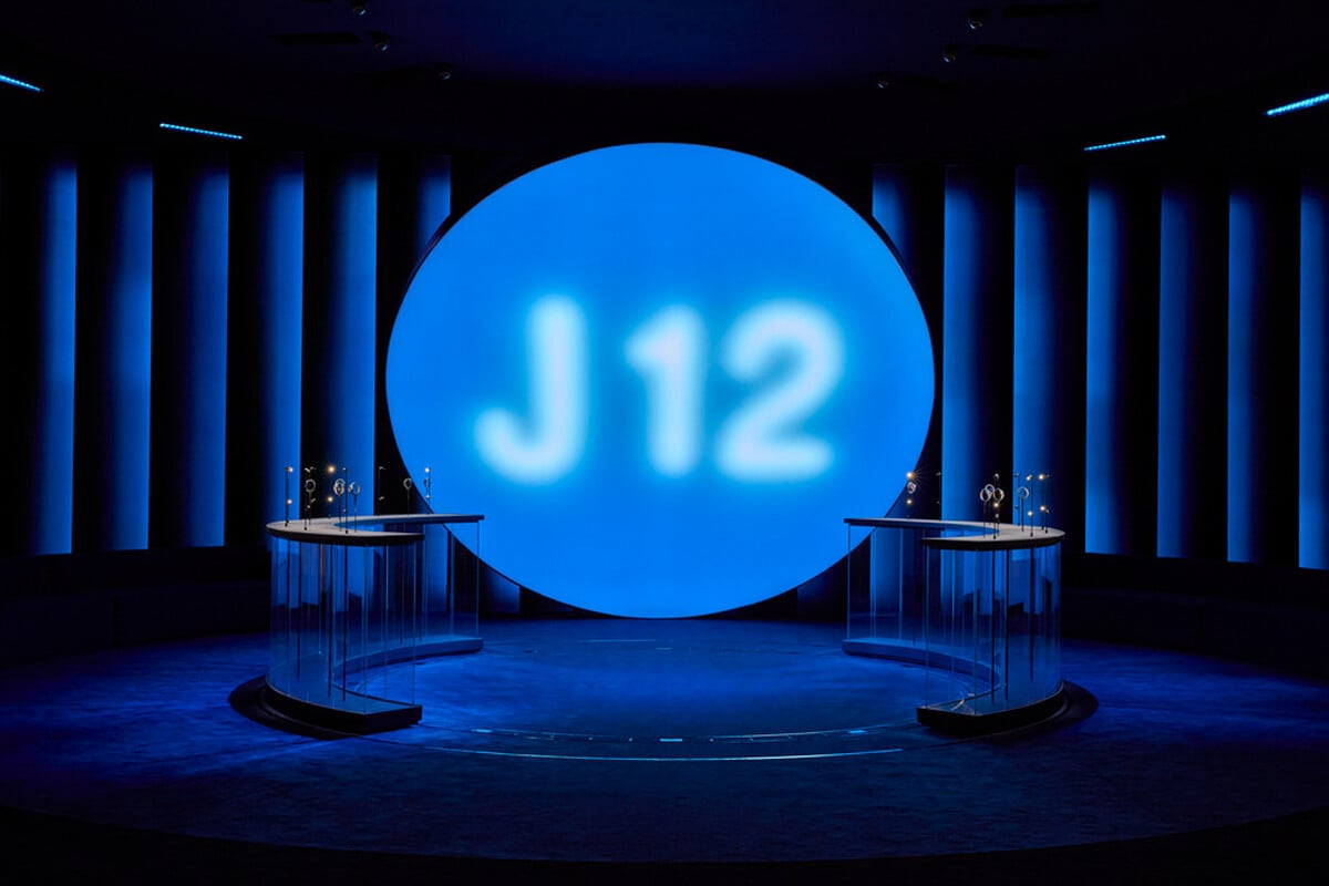 O stand da Chanel no salão Watches and Wonders dedicado ao J12 Bleu | Foto: Chanel