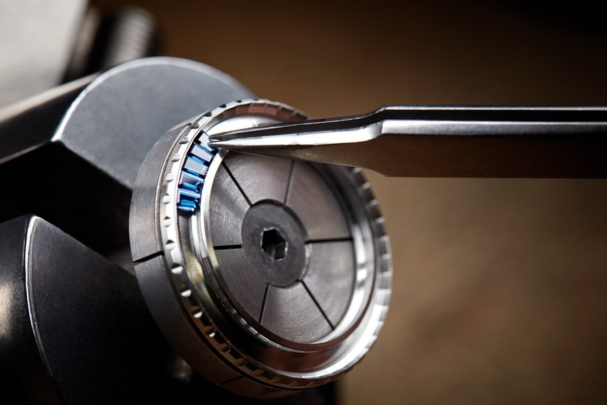Colocação das safiras azuis em formato baguete no J12 Bleu Sapphires 38mm | Foto: Chanel