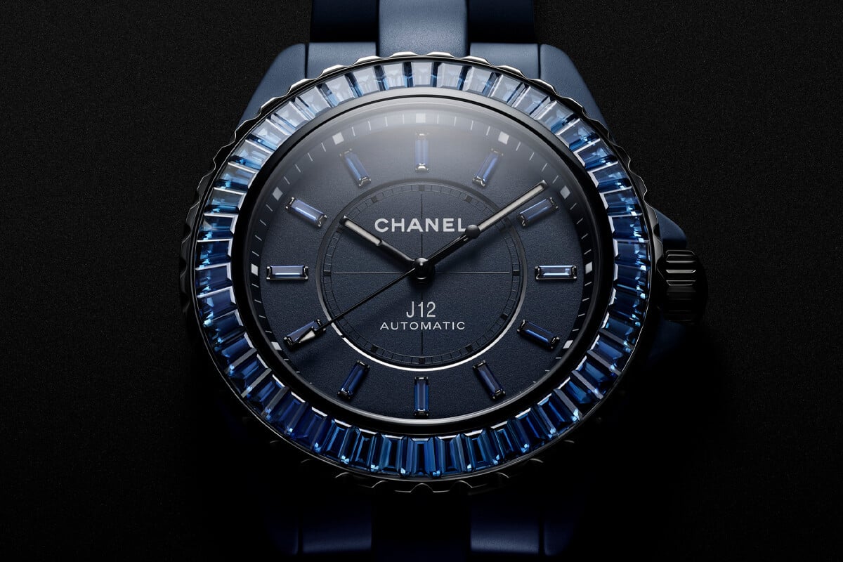 O J12 Bleu Sapphires de 38mm com safiras azuis do tipo baguete no mostrador e na luneta | Foto: Chanel