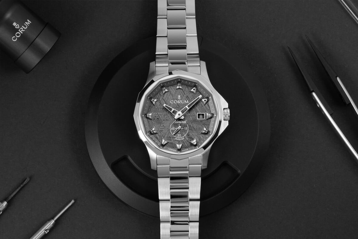 O Admiral, com os típicos indexes das horas marcados por sinalização náutica | Foto: Corum