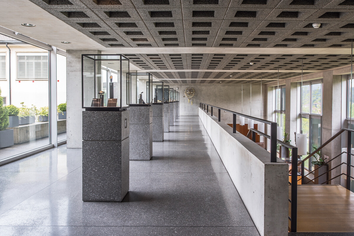 A entrada da sede da Corum inclui a exibição de peças históricas da marca | Foto: Corum
