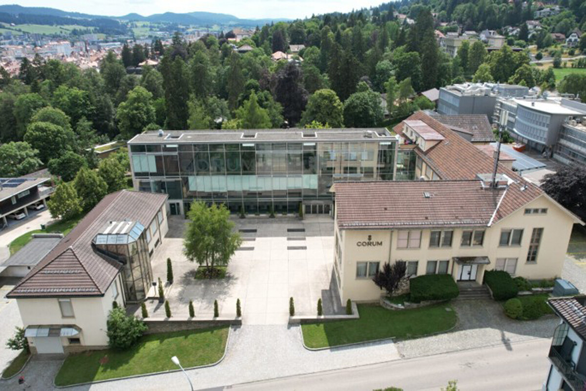 Vista aérea para o conjunto de edifícios que constituem o quartel-general da Corum, em La Chaux-de-Fonds | Foto: Corum