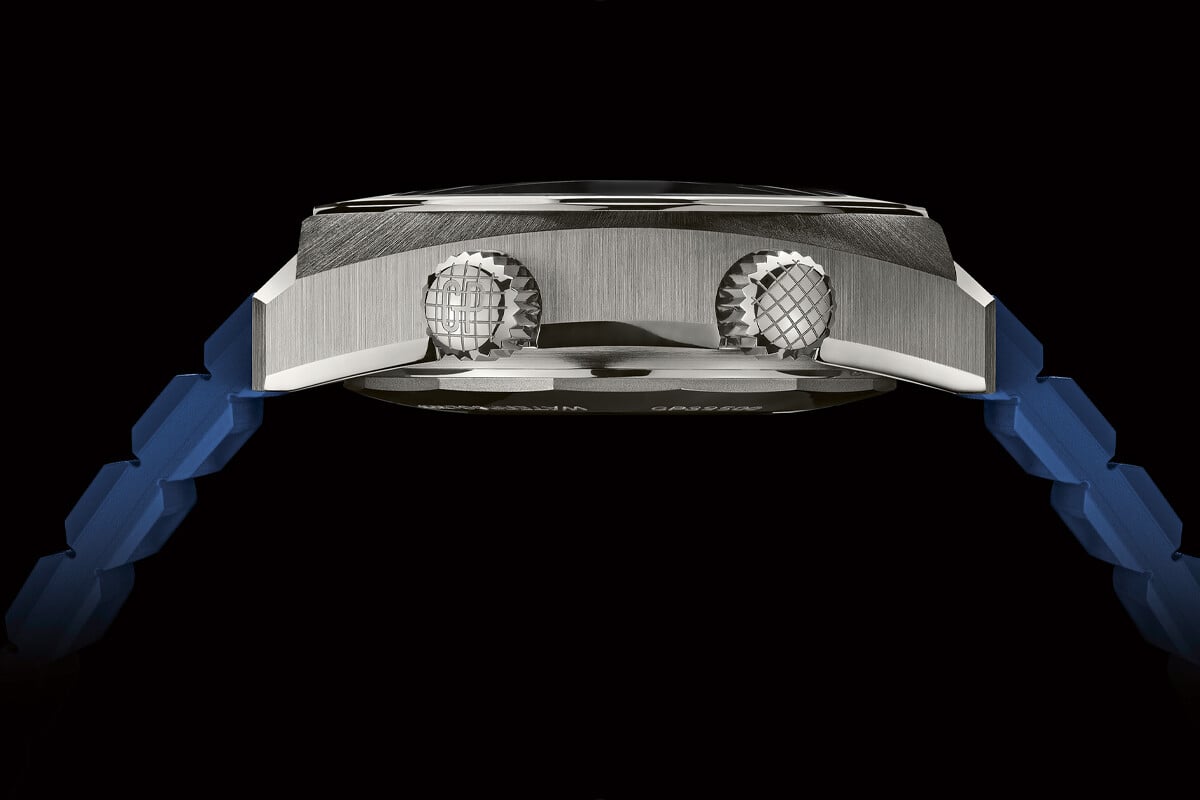 Perfil lateral do relógio Deep Diver com bracelete em borracha azul e caixa almofadada em titânio