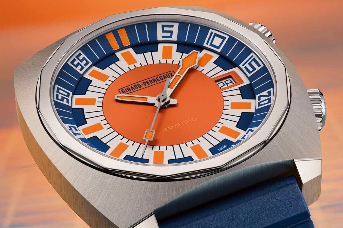 Detalhe do mostrador do Deep Diver com ponteiros luminescentes, numerais brancos e assinaturas Girard-Perregaux e Bamford.