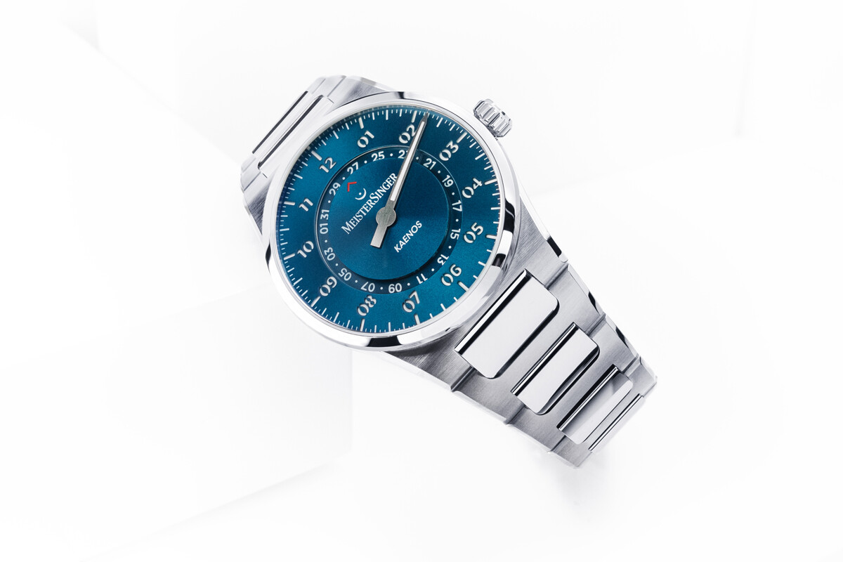 Relógio MeisterSinger Kaenos com mostrador de duas camadas e bracelete metálica integrada.