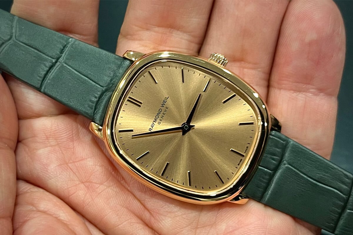 O Toccata Heritage de caixa e mostrador dourados apresenta uma aura muito 80s e remete para o original da Raymond Weil dessa época | Foto: Miguel Seabra/Espiral do Tempo