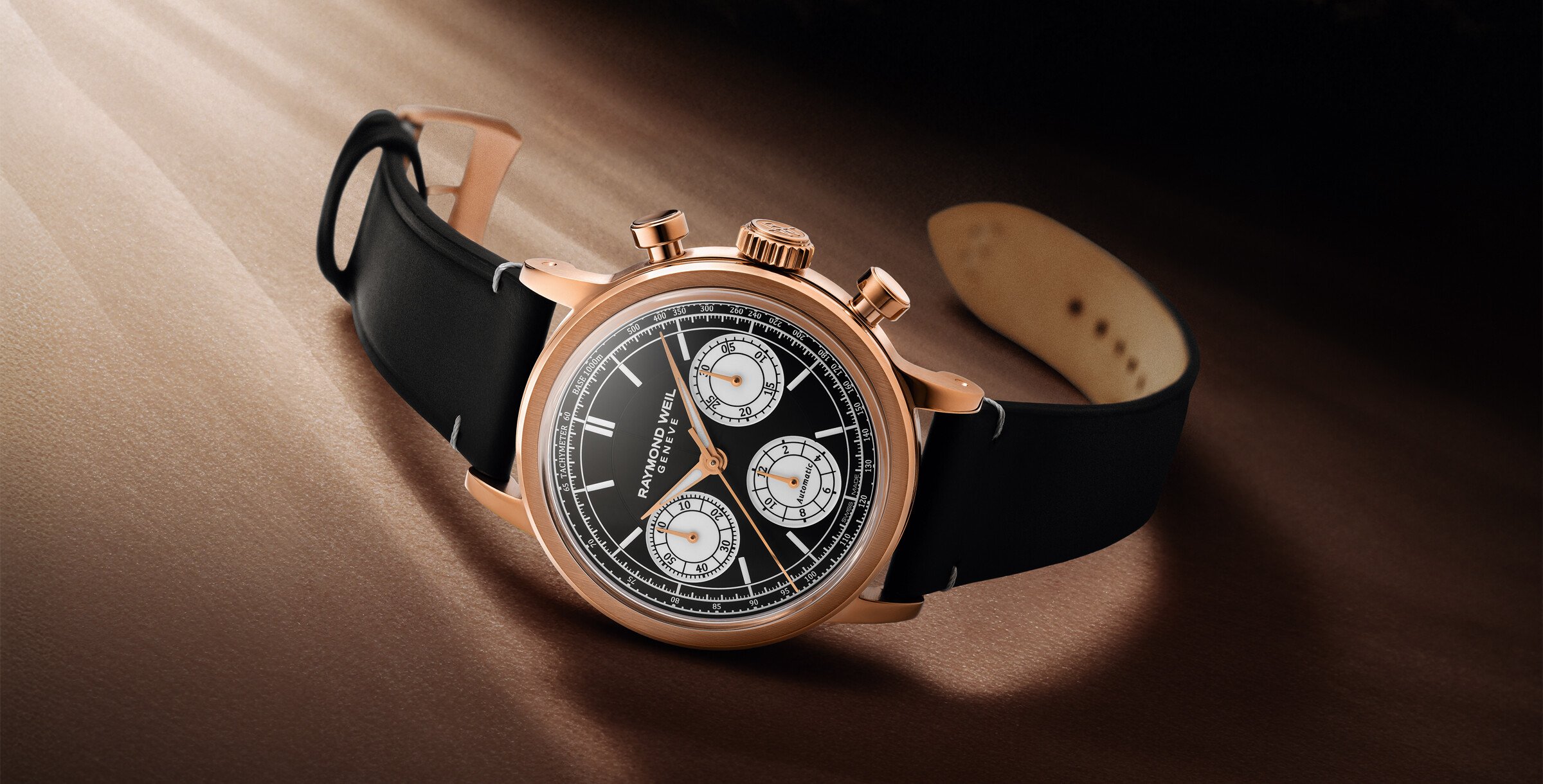 A nova combinação do Millésime Chronograph com caixa plaqué ouro rosa e mostrador 'reverse panda' | Foto: Raymond Weil