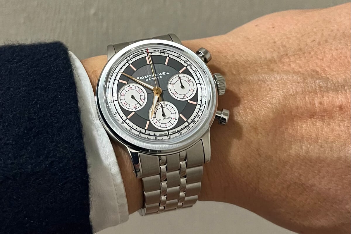O novo Millésime Chronograph em aço com mostrador antracite e submostradores brancos com algarismos bordeaux | Fotos: Miguel Seabra/Espiral do Tempo