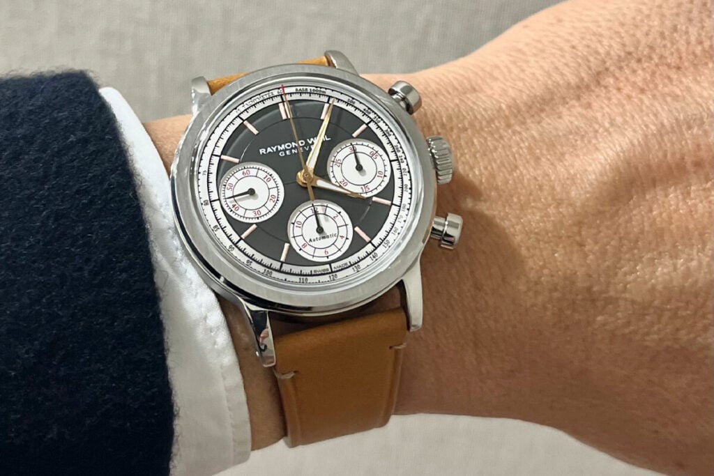 Nas versões com bracelete metálica e correia de pele: o novo Millésime Chronograph em aço com mostrador antracite e submostradores brancos com algarismos bordeaux | Fotos: Miguel Seabra/Espiral do Tempo
