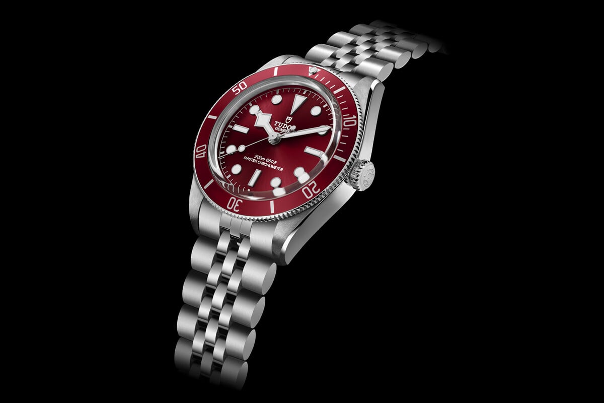 O novo Black Bay 50 em tons vermelho sangue | Foto: Tudor