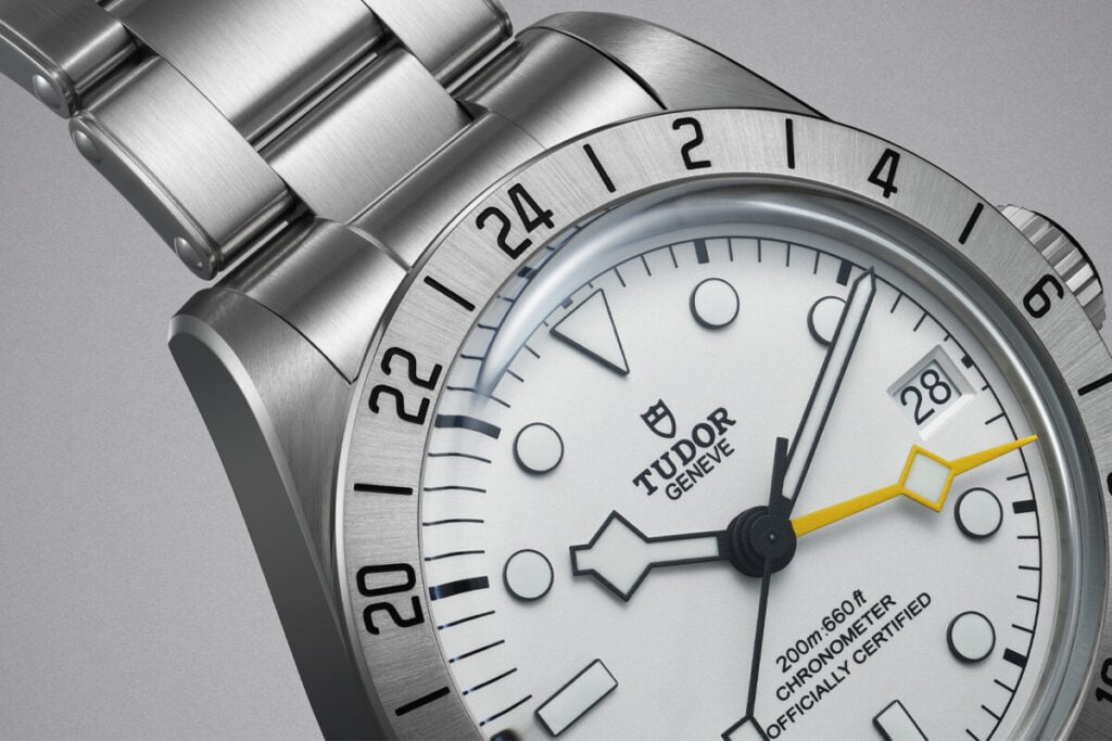 Pormenor do mostrador branco opalino e o ponteiro suplementar amarelo do novo Black bay Pro | Foto: Tudor