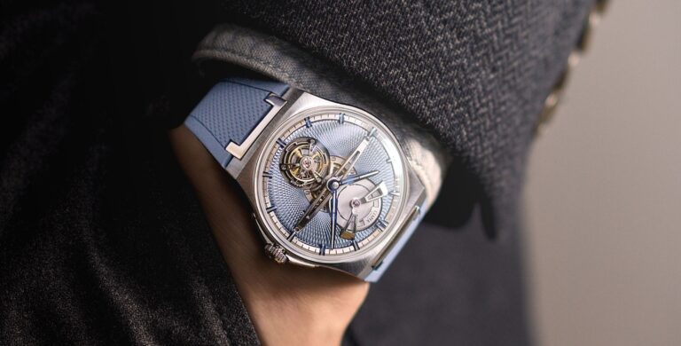 O relógio Czapek Antarctique Tourbillon com mostrador azul no pulso de um senhor