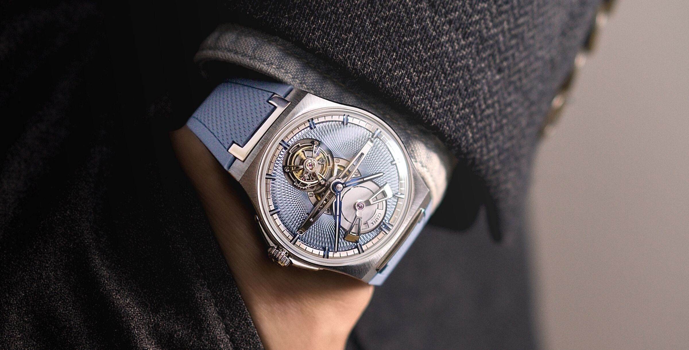O relógio Czapek Antarctique Tourbillon com mostrador azul no pulso de um senhor
