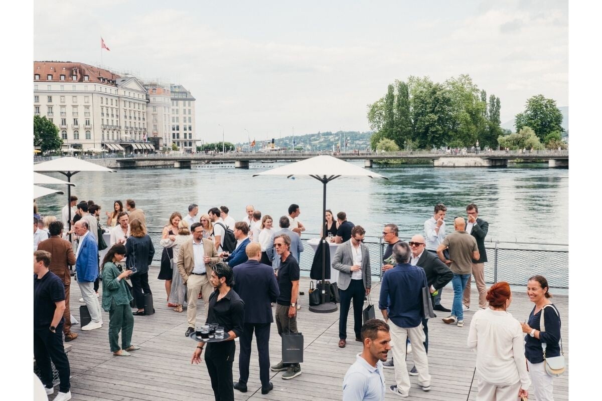 Diversas pessoas na Pont de la Machine, em Genebra, no evento de inauguração da exposição Watch Makers