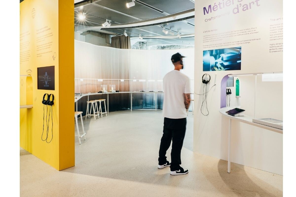 Imagem global de exposição Watch Makers onde se vê um jovem de costas com boné e auscultadores. A exposição é organizada no âmbito dos 20 anos da Fondation Haute Horlogerie
