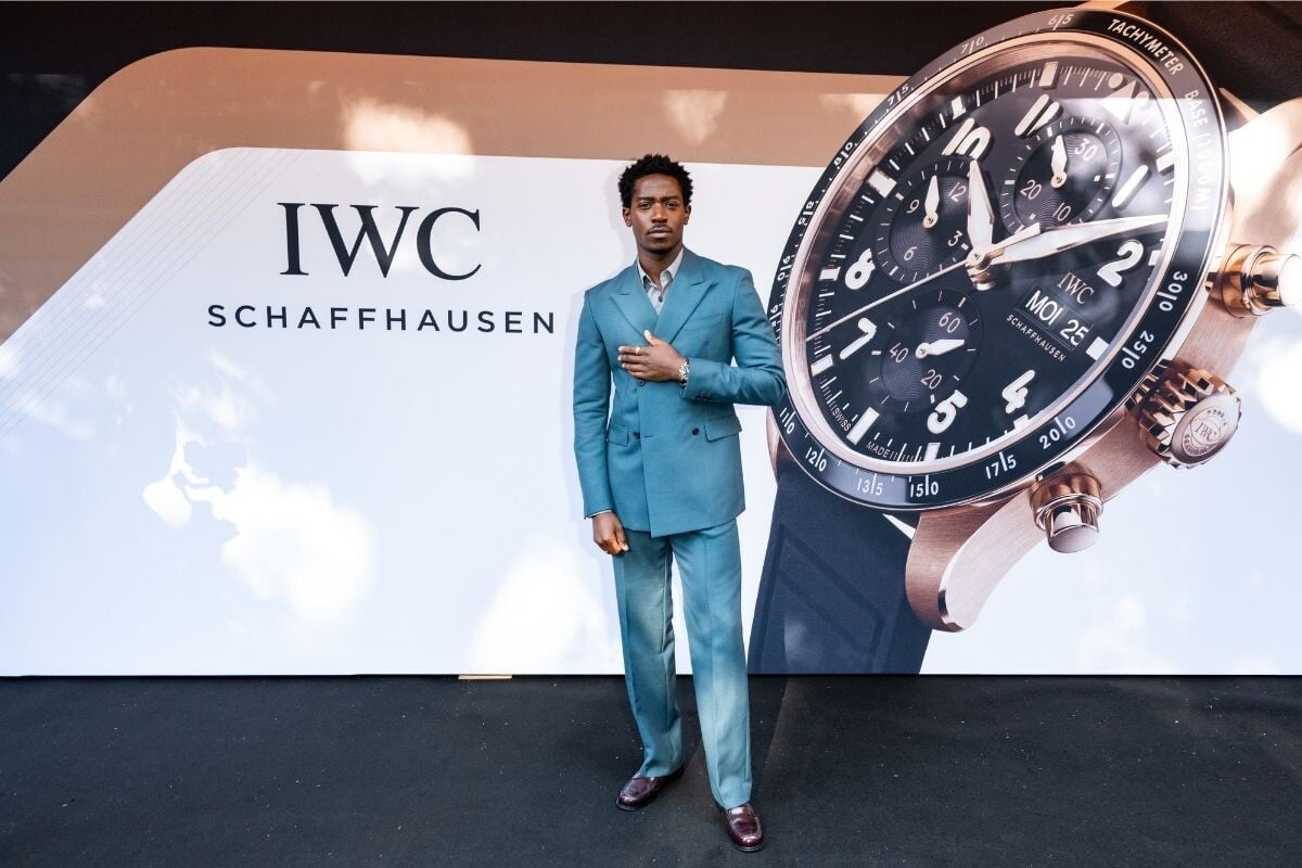O ator Damson Idris à frente de um cartaz com o relógios Pilot's Watch Chronograph 41 APX GP