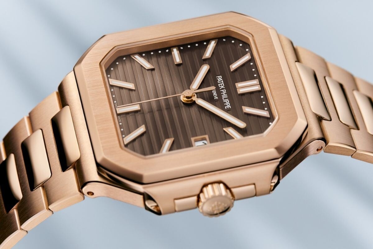 Patek Philippe Novidades 2025: o relógios Cubitus com caixa em ouro rosa e mostrador castanho.