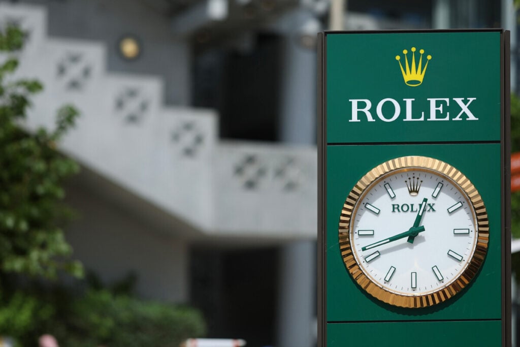 Um dos vários relógios da Rolex espalhados pelo complexo de Roland-Garros | Foto: Rolex