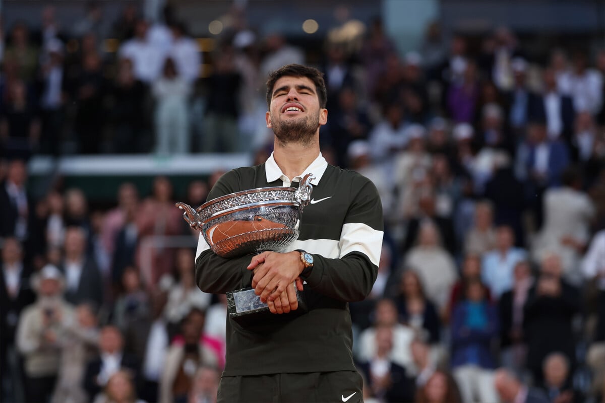 Carlos Alcaraz: aos 22 anos já conta com cinco títulos do Grand Slam no seu palmarés, dois dos quais em Roland Garros; ergueu o troféu com o novo Daytona de mostrador turquesa | Fotos. Rolex