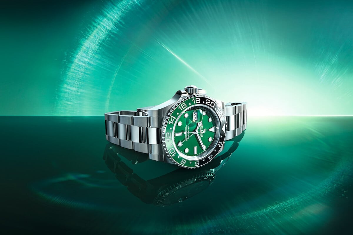 O novo GMT-Master II de coroa à esquerda está agora declinado em ouro branco com mostrador em Cerachrom | Foto: Rolex