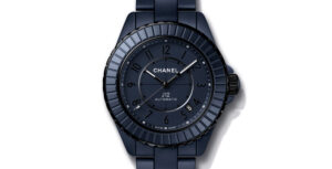 Relógio Chanel J12 automático em cerâmica azul-escura, com bracelete e mostrador no mesmo tom, sobre fundo branco.