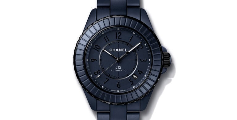 Relógio Chanel J12 automático em cerâmica azul-escura, com bracelete e mostrador no mesmo tom, sobre fundo branco.