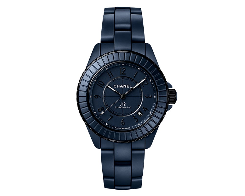 Relógio Chanel J12 automático em cerâmica azul-escura, com bracelete e mostrador no mesmo tom, sobre fundo branco.