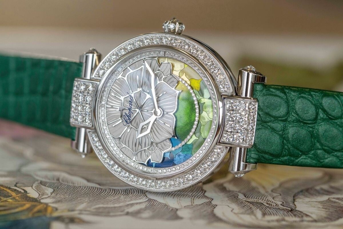 Relógio Chopard Imperiale Four Seasons com bracelete verde e mostrador em madrepérola pintada, captado de perfil.