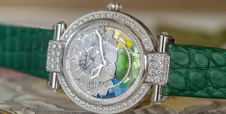Relógio Chopard Imperiale Four Seasons com bracelete verde e mostrador em madrepérola pintada, captado de perfil.