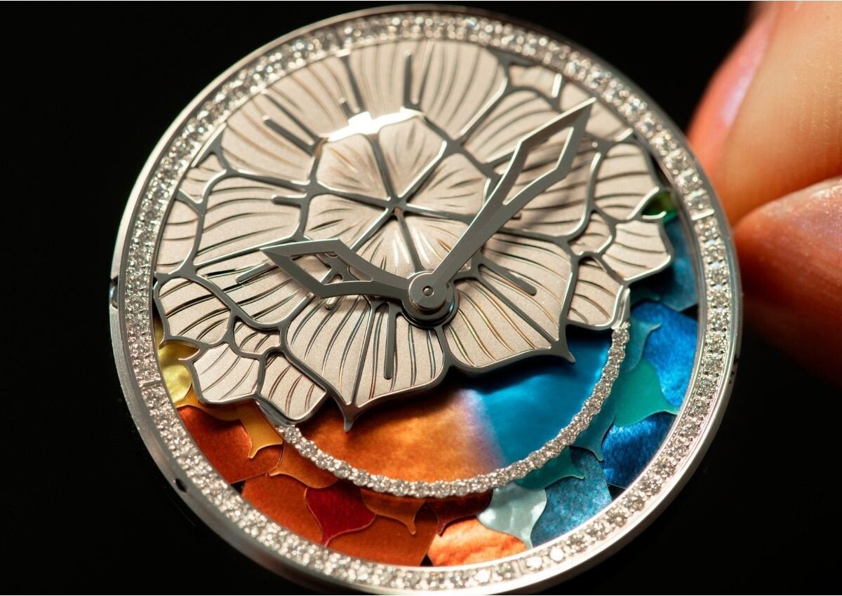 Grande plano do mostrador do Chopard Imperiale Four Seasons com detalhe da flor de lótus e do disco colorido das estações.